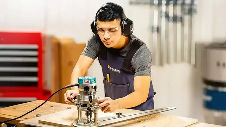 Un hombre ensambla un artículo que va a enviar.