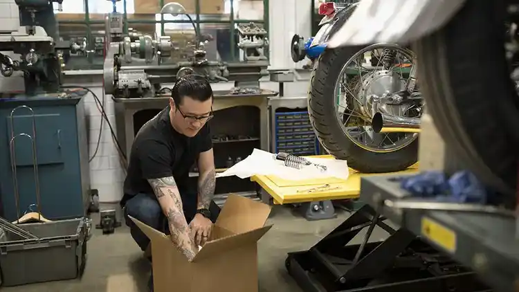 Hombre desempacando una caja