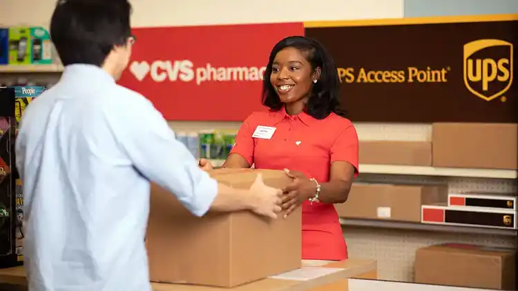 Persona en un mostrador en una tienda UPS